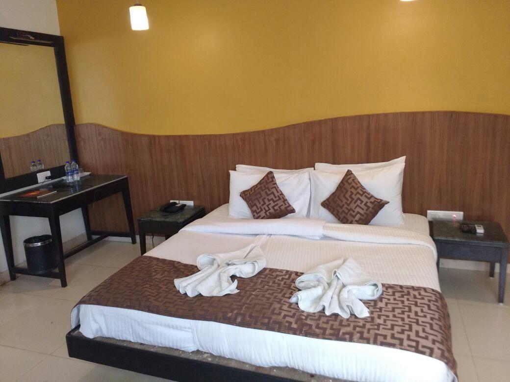 Ocean Waves Sun Baga Hotell Eksteriør bilde
