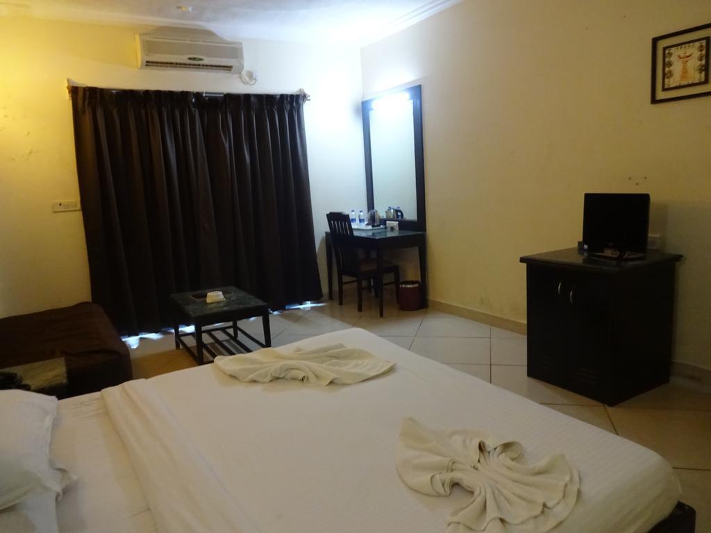 Ocean Waves Sun Baga Hotell Eksteriør bilde
