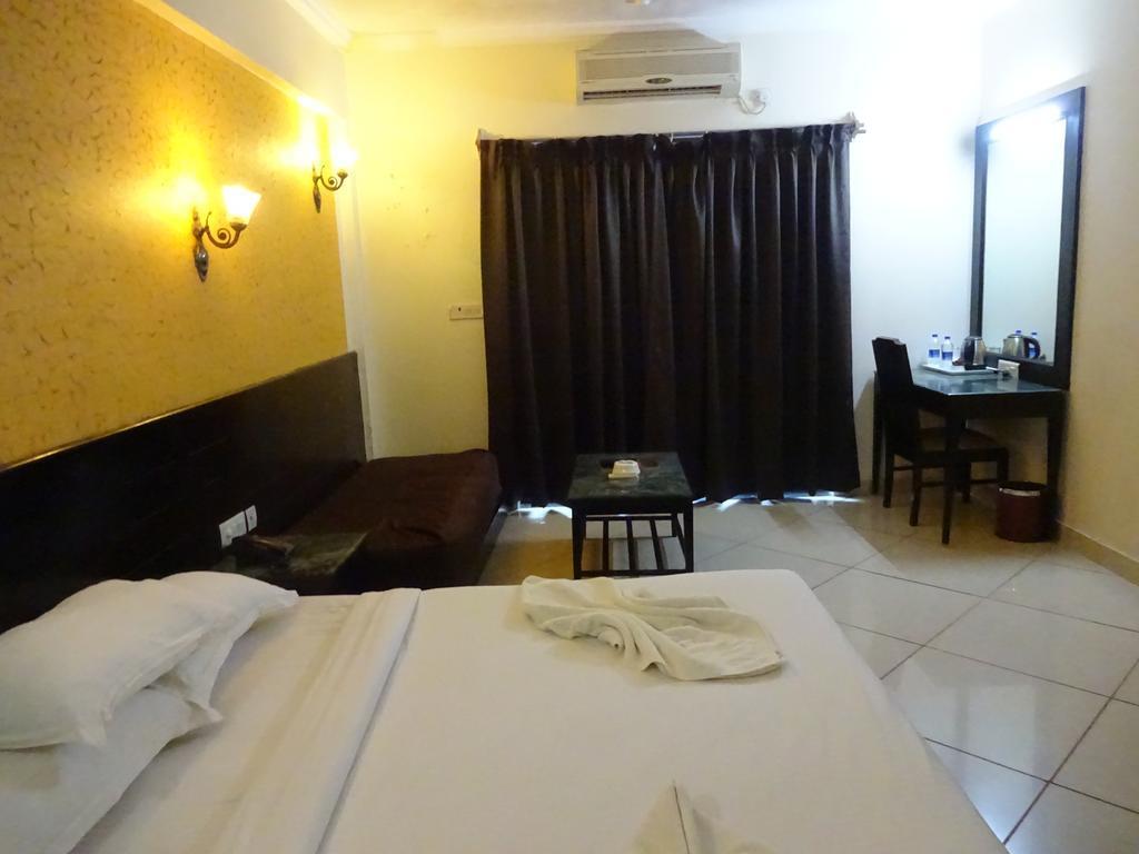 Ocean Waves Sun Baga Hotell Eksteriør bilde