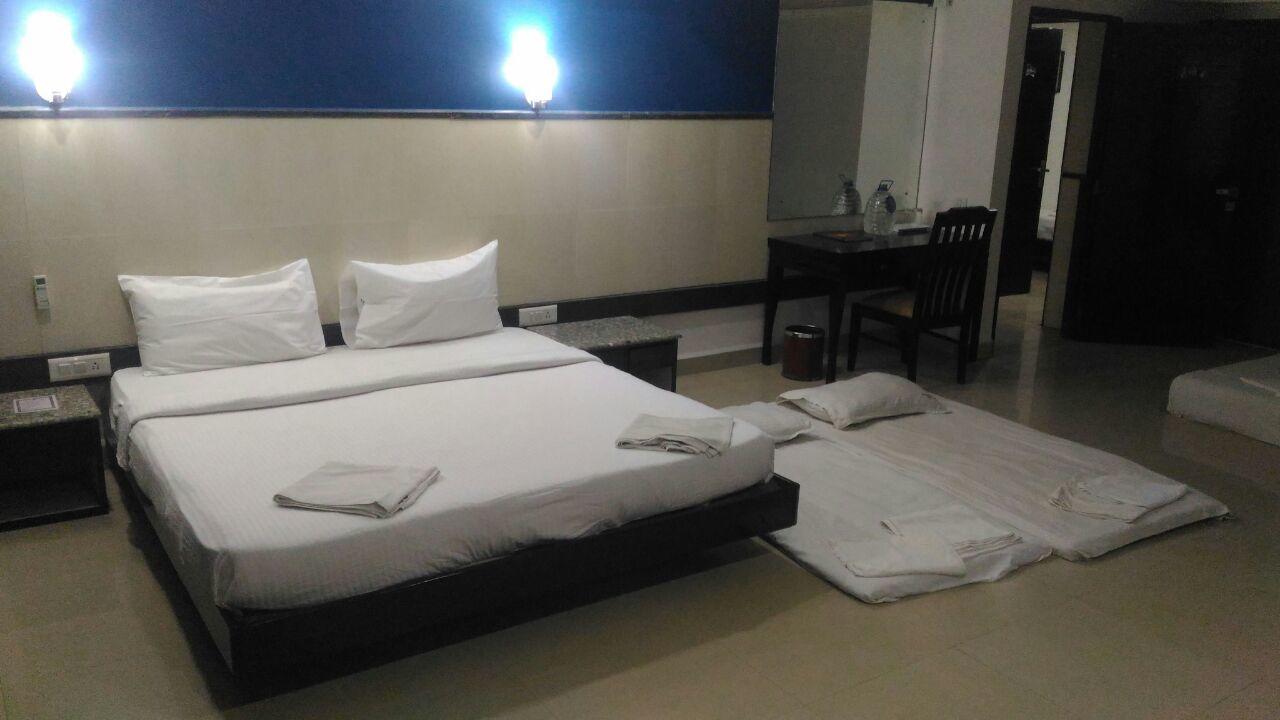 Ocean Waves Sun Baga Hotell Eksteriør bilde
